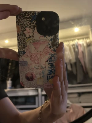 Färgglatt mobilskal med drinkmotiv - Unikt mobilskal med coolt collage-mönster som blandar leopardmönster, drinkglas, frukter och grafiska detaljer i rosa, blått och beige. Skalets material är troligtvis plast och det har en matt finish. Perfekt för dig som vill sticka ut med din mobil!