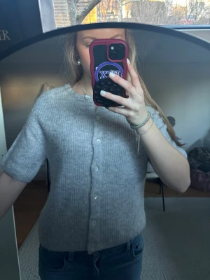 Kortärmad stickad tröja - Super skönt och nästan helt omvänd stickad korta från Gina💕