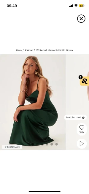 Mörkgrön satin långklänning - säljer min snygga mörkgrön balklänning med smala axelband och djup öppen rygg. Klänningen har en elegant, figurnära passform och är tillverkad i ett glansigt material som ger en lyxig känsla. Klänningen har även ett band längst upp vid nacken🩷🩷säljer pågrund av ingen användning. Klänningen är använd 1 gång. Klänningen är uppsydd och passar i längden på någon som är ca 160cm