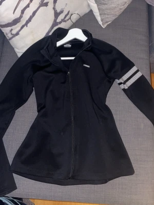 Stronger signature zip jacket  - Säljer min svarta stronger träningsjacka då jag inte fått användning av den. knappt använd,     passar M-L orginal pris 700