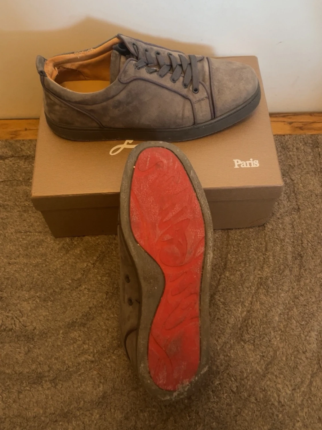 Gråa Louboutin sneakers med röd sula - 1
