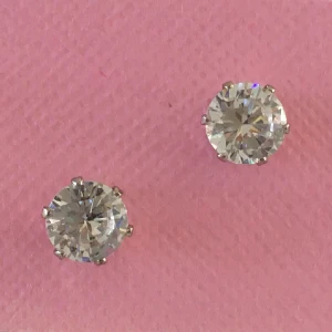 Örhängen - Örhängen med lite större kristall, ca 5mm i diameter. Pinnen bak på örhänget är lite vinglig eftersom den inte är ihoplödd med resten men det är inget som är fel.  