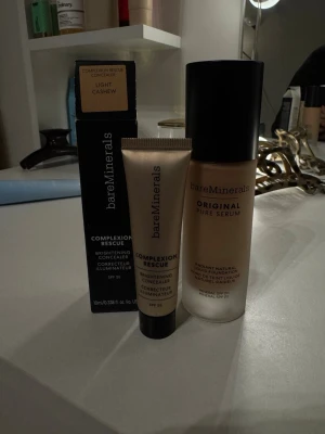 bareMinerals foundation & concealer - bareMinerals Original Pure Serum foundation i flytande form och Complexion Rescue Brightening Concealer i färgen Light Cashew. Foundationen ger en naturlig finish och innehåller SPF 20. Concealern kommer i en beige tub och är ljus med varm underton. Helt nya och ej öppnade