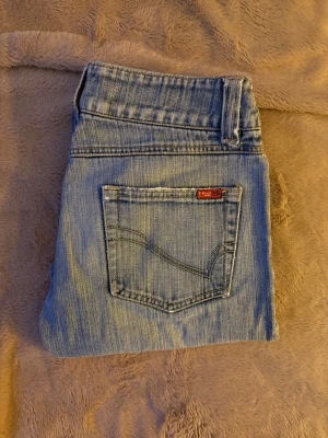 Vintage jeans - PRIS GÅR ATT DISKUTERA. Säljer ett par klassiska ljusblå vintage jeans från Only jeans med raka ben och femficksmodell. Jeansen har en snygg bakficka och är tillverkade i bomullsdenim. Perfekta för en avslappnad och trendig look. Köpta mellan 1985-2005 så därav går dom inte längre att få tag på💗Storlek: 29/32