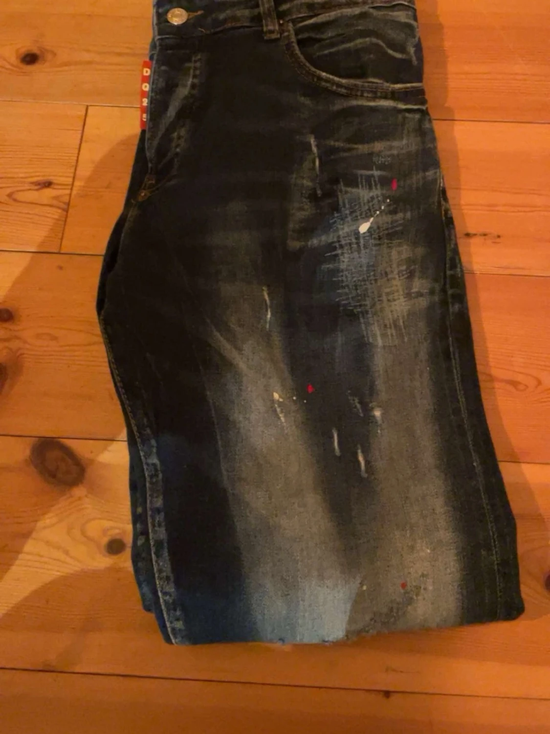Mörkblå slitna jeans med detaljer - 2