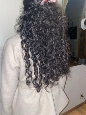 Beige kappa med knytskärp - Jättefin beige kappa med knytskärp i midjan från vero moda. Kappan passar otroligt fint efter kroppen men även rak passform utan knyte. Perfekt för dig som vill ha en ljus mjuk och fin kappa. Den är i storlek XS, men passar S lika bra, pris går att diskuteras!💕