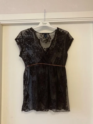 🍒Supersöt v-ringad spetsblus🍒 - 🍒CACAO CRUSH🍒Supersöt babydoll fairycore blus i spets. Haka på 2026 stora trend med spets! Finns en liten reva i tyget fram, men syns inte när man har den på.🍒