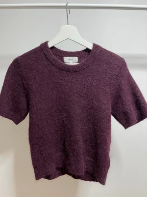 Vinröd kortärmad stickad från Gina - Vinröd Kortärmad stickad tröja från Ginatricot, barn, Alpaca blend. använd 2 gånger