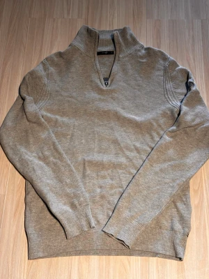 Grå halvzip-tröja från Pelle P - Tja, säljer denna feta Pelle P quarterzip-tröja. Storlek S och i bra skick. Pris: 399kr 