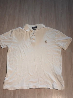 Vit pikétröja från Ralph Lauren - Tja! Säljer denna vita Polo Ralph Lauren piké, multicolor märke. Storlek M. Pris:199