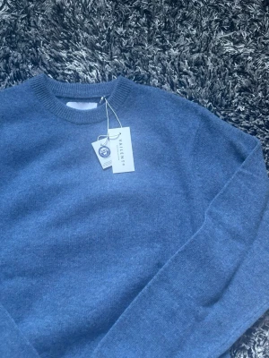 Blå stickad tröja från Vailent - Säljer en stilren blå stickad tröja från Vailent i mjuk merinoull. 100%). Helt ny med lappar kvar storlek S. Öppen för förhandling