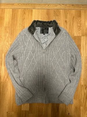 Vintage cardigan kofta med päls  - Säljer nu denna vintage cardigan koftan med faux päls, mycket eftertraktade och svåra att få tag på! Storlek L men sitter mer som en M! Skriv gärna vid frågor 👌