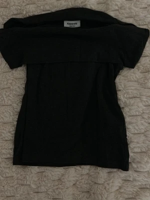 Kappahl svart t shirt festligt storlek 146/152 - Svart t shirt festligt storlek 146/152 