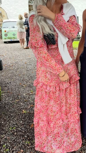 Stradivarius klänning  - Klänning ifrån Stradivarius i storlek M. Mycket fint skick, endast använd 1 gång. 