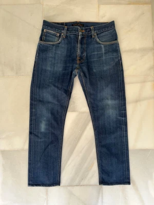 Blå Nudie Jeans - Dry Salvage Comfort - Säljer ett par riktigt feta Dry Salvage Comfort jeans från märket Nudie Jeans. Modellen är Thin Finn! Några få fades har kommit men de är redo för att få mer 😎                                                                          ———————————————————————————                                               📐| Storlek: 33-30  👖| Märke: Nudie Jeans   🔎| Skick: Mycket bra  ✍🏻| Skriv om du har några frågor