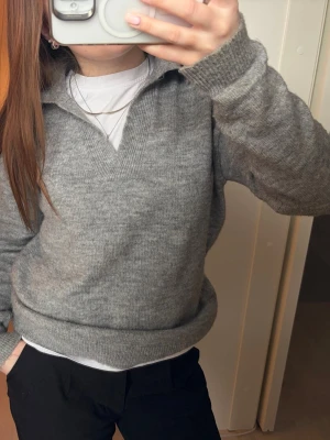 Grå v-ringad stickad tröja - Fin grå stickad tröja med v-ringning. Jag har vanligtvis S & denna sitter bra på mig!