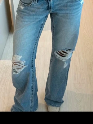 Low loose Jeans  - De populära Low loose jeansen från Gina tricot i nyskick! Säljer då de inte passade mig. Jag är 165 för referens! Midjemått: 44cm och innerbenslängd; 80cm 🩵🩵🩵 hör av dig vid frågor