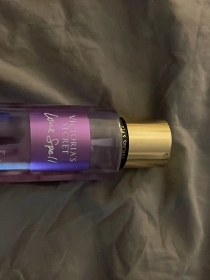 Victoria's Secret Love Spell parfymmist - En parfym från Victoria's Secret i doften Love Spell. Perfekt att ha i väskan för en fräsch känsla hela dagen. Använd några gånger (se bild 3) köpare står för frakt