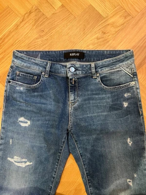 Replay jeans W29 - REPLAY JEANS Storlek: W29 L32 Skick:9/10 Extremt bra skick INGA DEFEKTER Innerbensmått:78cm Midja:39cm Längd:102cm BÄTTRE PRIS VID SNABB AFFÄR!💵  KONTAKTA MIG VID MINSTA FUNDERING!👍