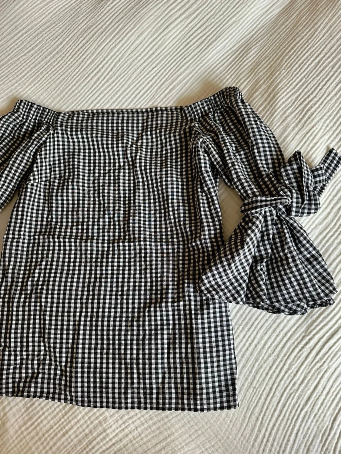 Offshoulder blus med svartvitt rutmönster - 1