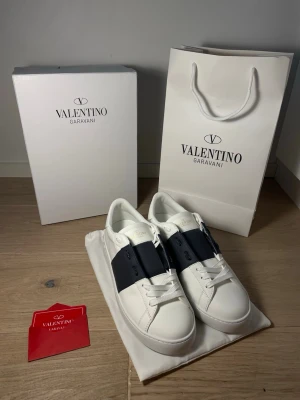 Valentino opens - Snygga valentions i storlek 45. Allting Är i perfekt condition förutom lådan som Är lite förstöd (bild på sista sliden). Kommer med allting i bilden. Man får gärna lägga pris förslag och ställa frågor!