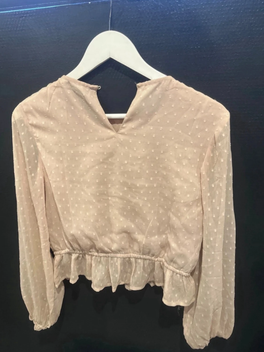 Ljusrosa volangblus med prickar från NA-KD - 1