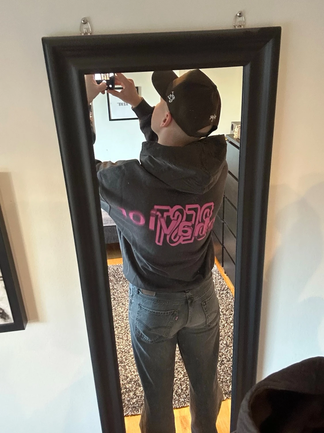 Svart hoodie med rosa tryck  - 1