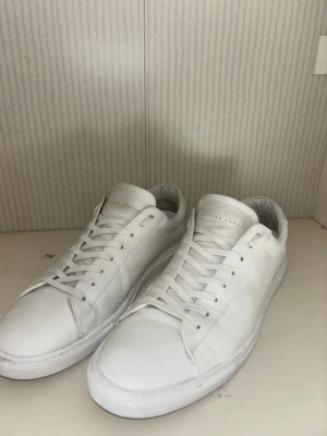 Oliver Cabell  - Perfekta skor nu till våren i storlek 44.  Skorna är behandlade med whitening cream och redo för användning. Säljer då jag aldrig använder längre. Bara att skriva vid minsta fundering 