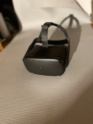 Oculus Quest VR-headset svart - Oculus quest VR-headset till salu. Har knappt kommit till användning så den fungerar som ny.  Det ingår allt ni ser på bilden men jag har inte lådan som den kom i. Ett par repor på kontrollerna och en på headsetet. Inga repor på linserna.  -VR-headset -Kontroller -Ladd sladd (USB-C)