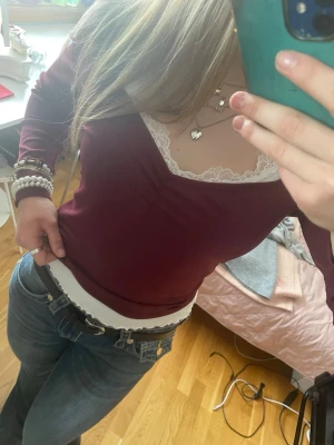 MONKI, vinröd ribbad topp - Jag köpte toppen på en second hand butik för något år sedan, men jag har aldrig använt den. Den är gjord av något stretchigt material och har inga defekter. 