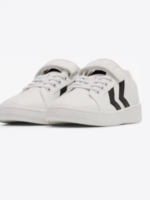 Vita Hummel sneakers med svarta detaljer - Fräscha vita sneakers från Hummel med klassiska svarta pilar på sidorna och logga bak. Skorna har lågt skaft, snörning och är gjorda i syntetmaterial. Perfekta för en clean och sportig look.