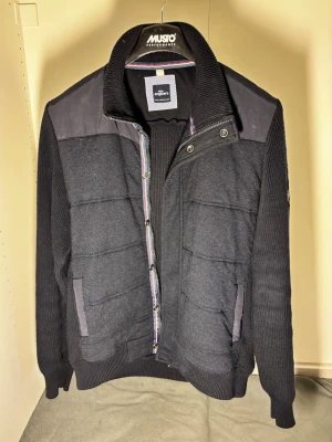 Unik Cardigan - Tja, säljer en unik cardigan från Engbergs. Storlek M. Skick 10/10, aldrig använd. Nypris 3000, mitt pris 529 men kan diskuteras vid intresse! Hör av dig vid frågor o funderingar!