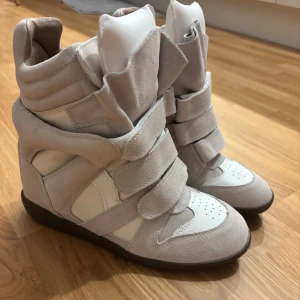 Isabel marant bekket - Köpte dem på vinted men passade ej💕 Jag vet inte om de är äkta så kommer sälja billigare än vad jag köpte för 🥰 storlek 38, det går att diskutera priset lite ❤️
