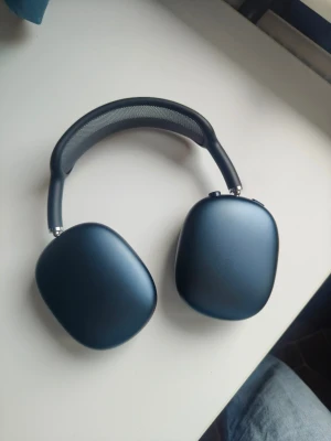 Apple AirPods Max  - Apple AirPods Max – nästan nya  Säljer ett par Apple AirPods Max i mycket fint skick. De har endast använts 2–3 gånger, mest för att testa dem. Säljs eftersom over-ear inte riktigt passar mig, jag föredrar in-ear-hörlurar som är bekvämare för gym och löpning.  Sladden följer inte med!  Färg: Midnight Modellnamn: AirPods Max  Modellnummer: A3184 Serienummer: FM6T75J91Q Version: 7A291  Finns att hämta i Karlstad / Örebro Jag står för frakten   Mvh Marfa