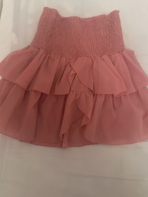 Rosa volangkjol - Supersöt kort rosa kjol med volanger. Märker är neo noir och den är köpt för 450kr.