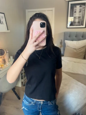 Svart t-shirt från Zara - En superfin och stilren svart t-shirt från Zara med rund hals och korta ärmar. Knappt använd  ❤️❤️🥰🤞💞