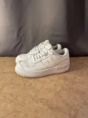 Nike Air Force 1 vita sneakers - Skorna är i väldigt bra skick (nästan nya) . Använt ett par gånger. Storlek 40 /herr