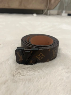 Iv bälte - Säljer bältet för ett rimligt pris och är i bra skick. Material är hög kvalitet och passformen på bältet är riktigt bra. Kontakta mig om du vore intresserad 💯💯