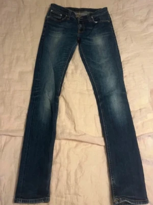 Nudie jeans - Säljer dem här feta nudie jeansen fint skick utan defekter. Storlek 30-34 men små i längden så skulle säga 30-32