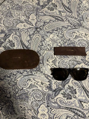 Svarta solglasögon från Tom Ford - Snygga svarta solglasögon från Tom Ford med klassisk rektangulär form. Kommer med originalfodral och putsduk i brunt. Perfekta för att lyfta din stil med en exklusiv touch.