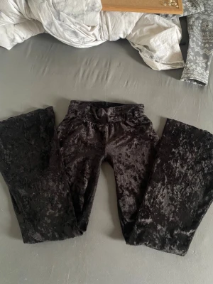 lågmidjade byxor från bikbok - ett par jätte fina flare byxor som jag sytt om själv. innebenslängden är 80cm 