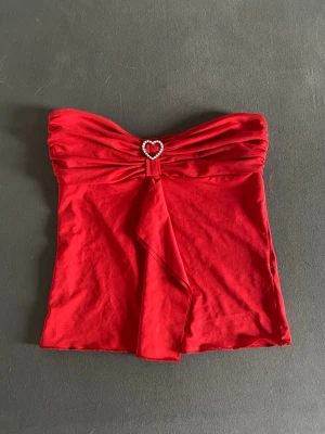 Röd bandeau topp med hjärtdekor - .jätte fin tub topp från shein som inte kommit till användning 