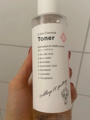 5 Skin Formula Toner från Village 11 - En genomskinlig toner i plastflaska på 250 ml från Village 11 Factory. Innehåller glykolsyra, rosenvatten, edelweiss, hyaluronsyra, panthenol, lavendel och tokoferol. Perfekt för exfoliering och att boosta hudens vitalitet.