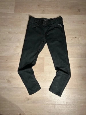 Svarta Replay Jeans Slim Fit W33 L34 - Fina Replay Jeans i svart färg. Jeansen är i mycket bra skick och sparsamt använda. |  Äkta som allt annat jag säljer! ✅ |  Storlek: W33 L34 | Skick: Mycket Bra Skick | Färg: Svart \ Märke: Replay | Modell: Jeans |  Hör gärna av dig vid frågor så svarar jag så fort jag kan! 😁|  