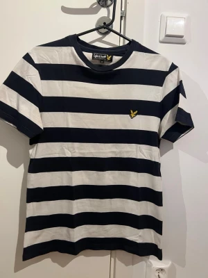 Lyle & Scott mörkblå/vit randig t-shirt - T-Shirt i storlek XS i fint skick.