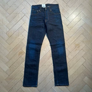 Nudie jeans Average Joe - Nudie jeans Avergae Joe dark crinkle Vid köp av fler produkter erbjuds bättre pris. Skriv vid ytterligare frågor eller funderingar🤝 Storlek: 29/34. Mått: Längd 113 cm. Innerbenslängd 84 cm. Midja 37 cm. Lår 25 cm. Knä 20 cm. Benöppning 19 cm.