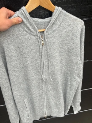 Kashmir/Merino zip hoodie - En ljusgrå Kashmir/Merino zip hoodie i storlek M! Använd 1 gång, därför nyskick på hoodien! Hör av dig vid frågor!🌟