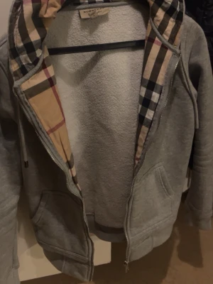 Burberry kofta - Säljer denna burberry kofta då den inte passar mig. Jag är 180 cm long och väger 68kg.  Ny skick och passar fint. 