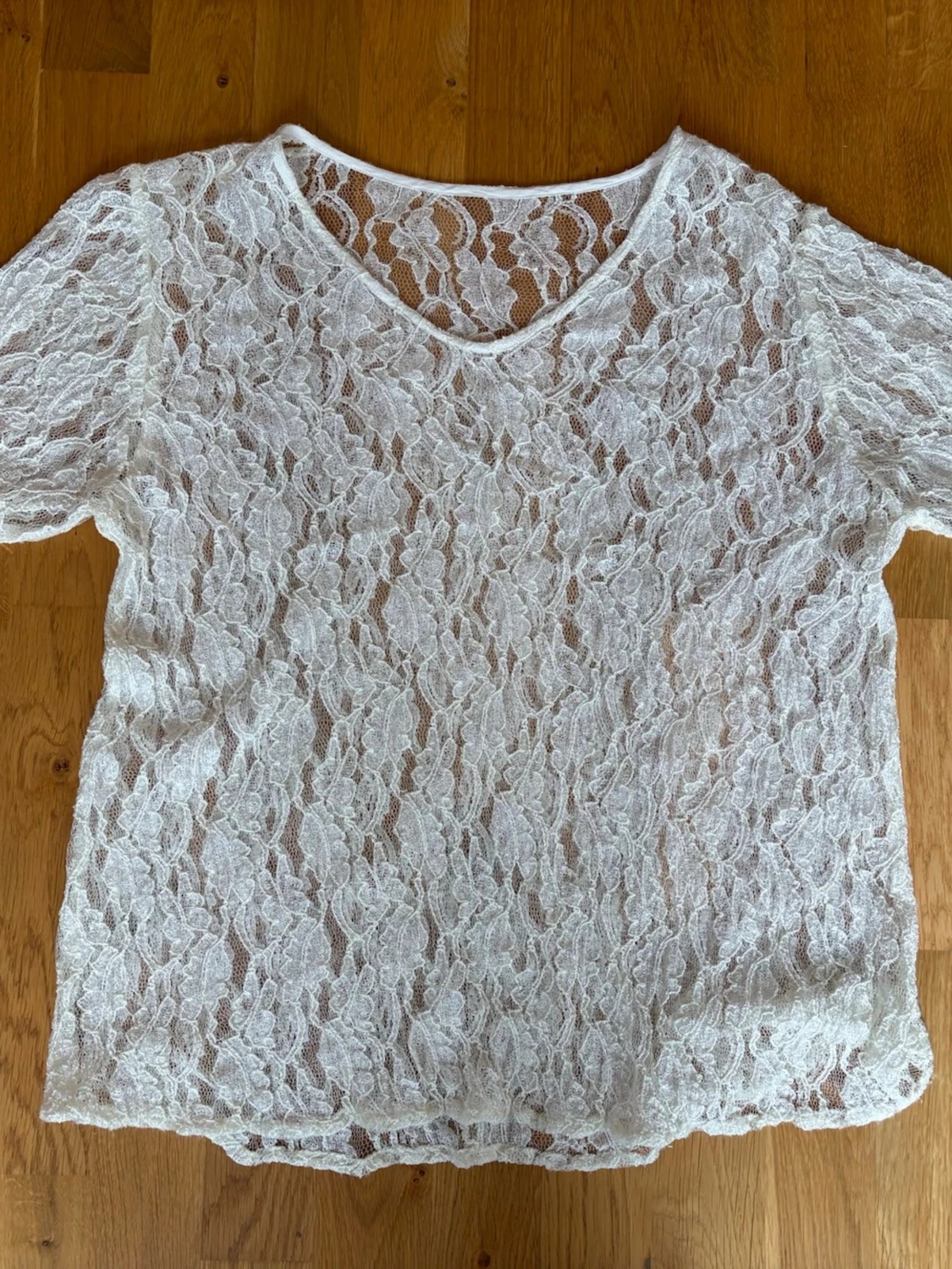 Vit spetsblus med v-ringning