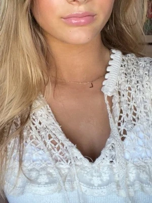 Beige stickad topp med spets och volang - Supersöt croppad topp från Zara i beige stickat material med spetsdetaljer och volang längs axlar och halsringning. Toppen har knyt framtill och är ärmlös, perfekt för en somrig look. Obs inte mina bilder men fråga bara för fler! Nästan aldrig änväd 😊Storlek M men passar mig som brukar ha xs/s 